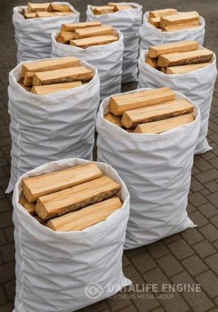 Дрова в мешках и кубами купить в Омске